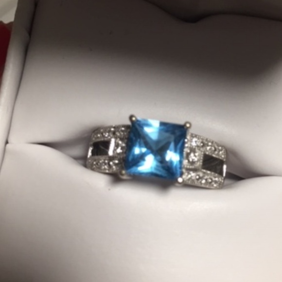Jewelry - Beautiful 14K Blue Topaz Ring